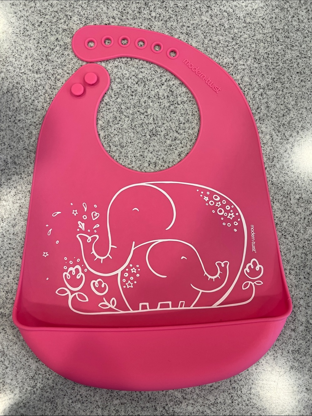 Modern-Twist toddler silicone bib in pink 💕